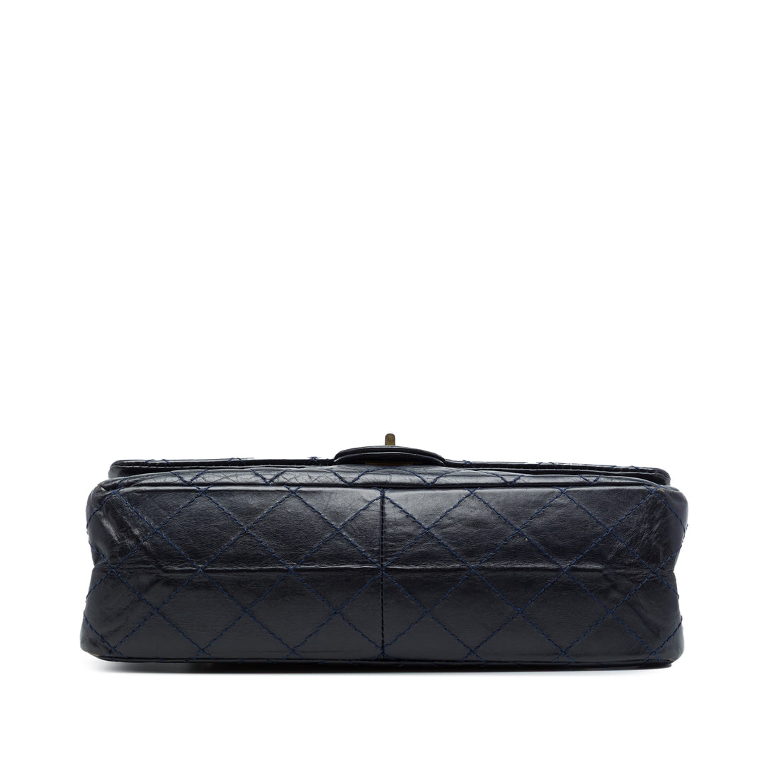 Chanel Matelassé vieilli Reissue 2.55 Double rabat 226 Cuir de veau Bleu – vue 3 – GABY PARIS