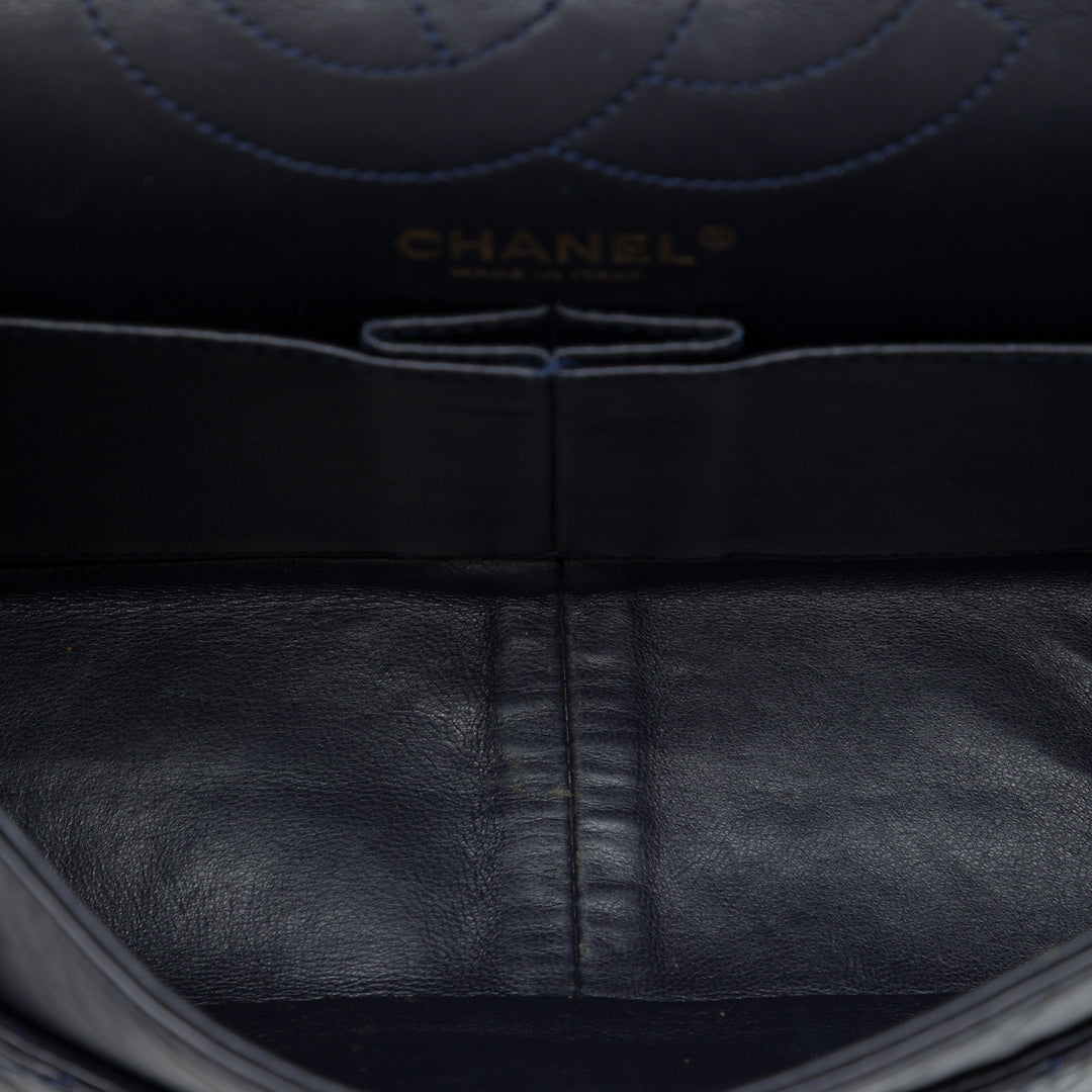 Chanel Matelassé vieilli Reissue 2.55 Double rabat 226 Cuir de veau Bleu – vue 4 – GABY PARIS
