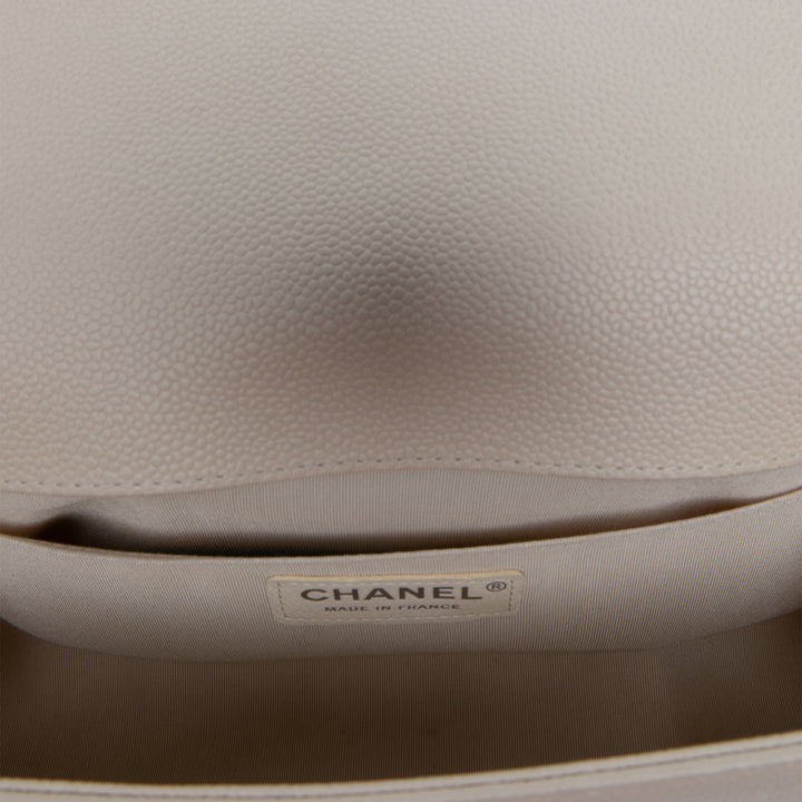 Chanel Chevron Boy à rabat Moyen Cuir caviar Marron – vue 4 – GABY PARIS