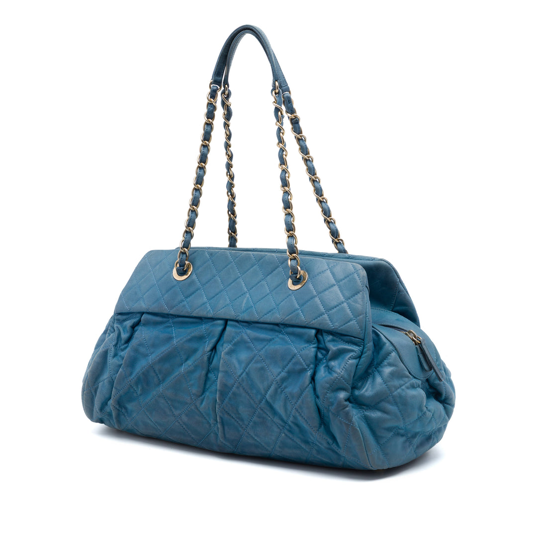 Chanel Matelassé Iridescent Cuir de veau Chic Quilt Bowling Sac