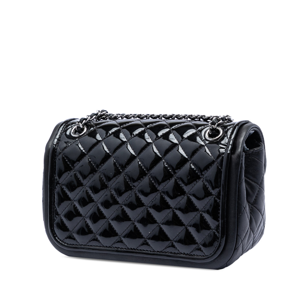 Chanel Small Matelassé Cuir verni et Cuir d’agneau à finitions Classic Twist à rabat