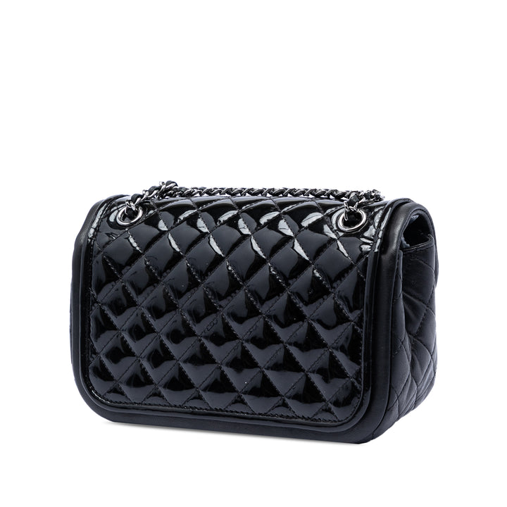 Chanel Small Matelassé Cuir verni et Cuir d’agneau à finitions Classic Twist à rabat