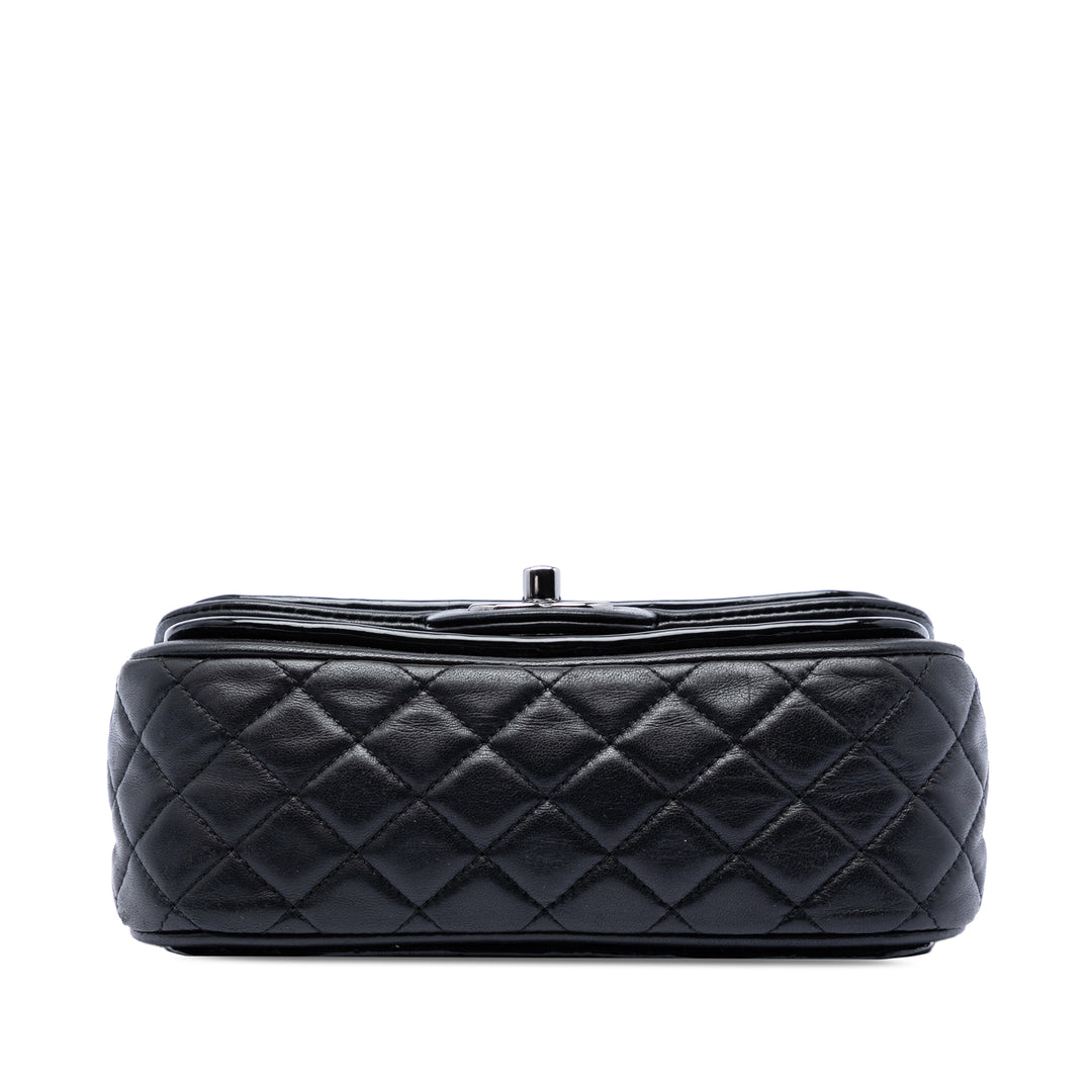 Chanel Small Matelassé Cuir verni et Cuir d’agneau à finitions Classic Twist à rabat