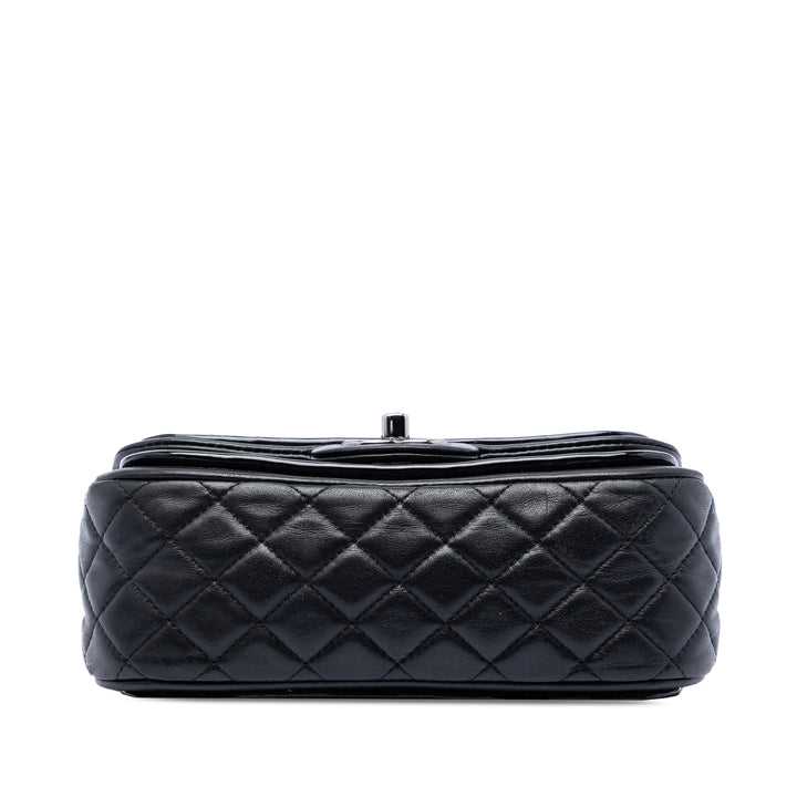 Chanel Small Matelassé Cuir verni et Cuir d’agneau à finitions Classic Twist à rabat