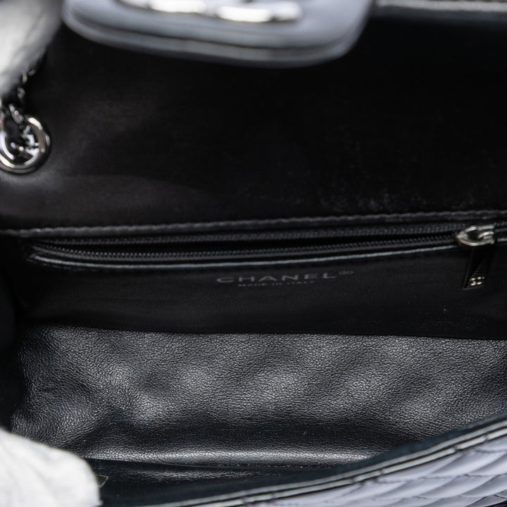 Chanel Small Matelassé Cuir verni et Cuir d’agneau à finitions Classic Twist à rabat