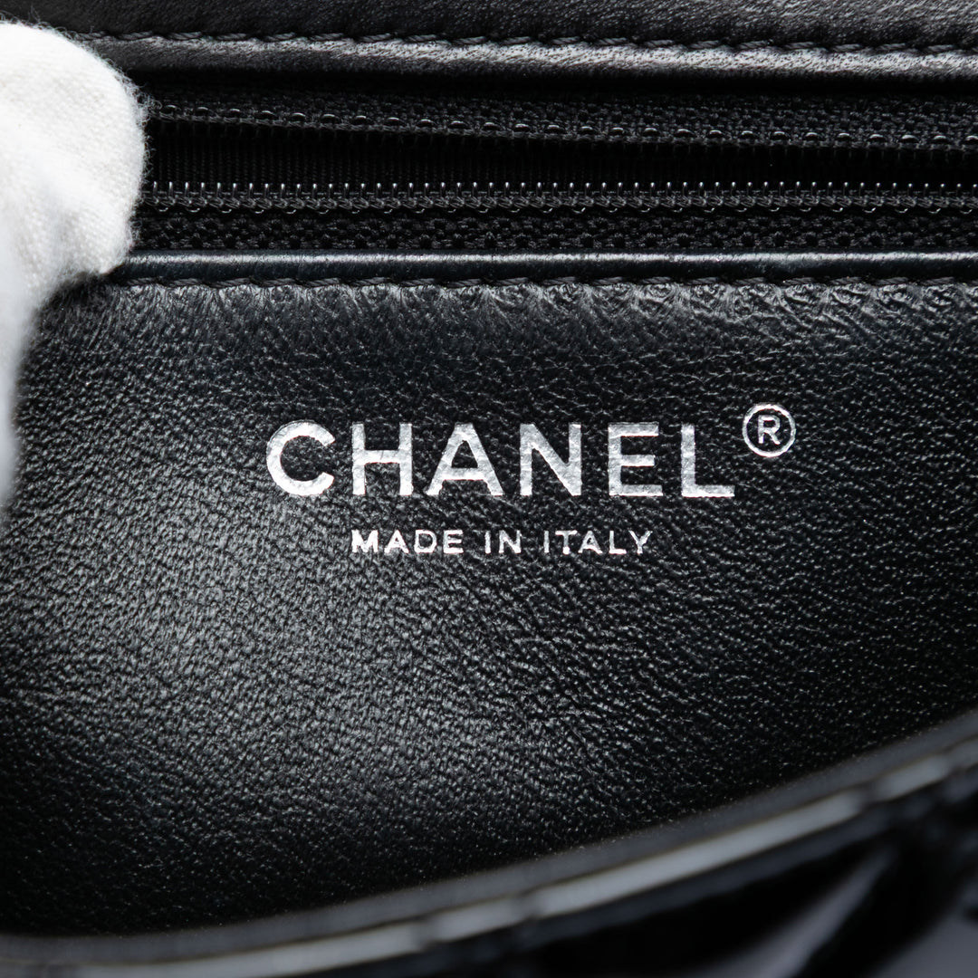 Chanel Small Matelassé Cuir verni et Cuir d’agneau à finitions Classic Twist à rabat