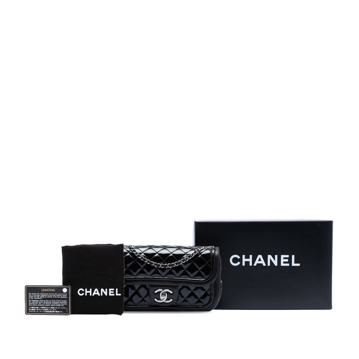 Chanel Small Matelassé Cuir verni et Cuir d’agneau à finitions Classic Twist à rabat