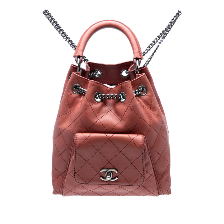Chanel Surpiqué Urban Luxury Sac à dos à cordon Moyen Cuir de veau