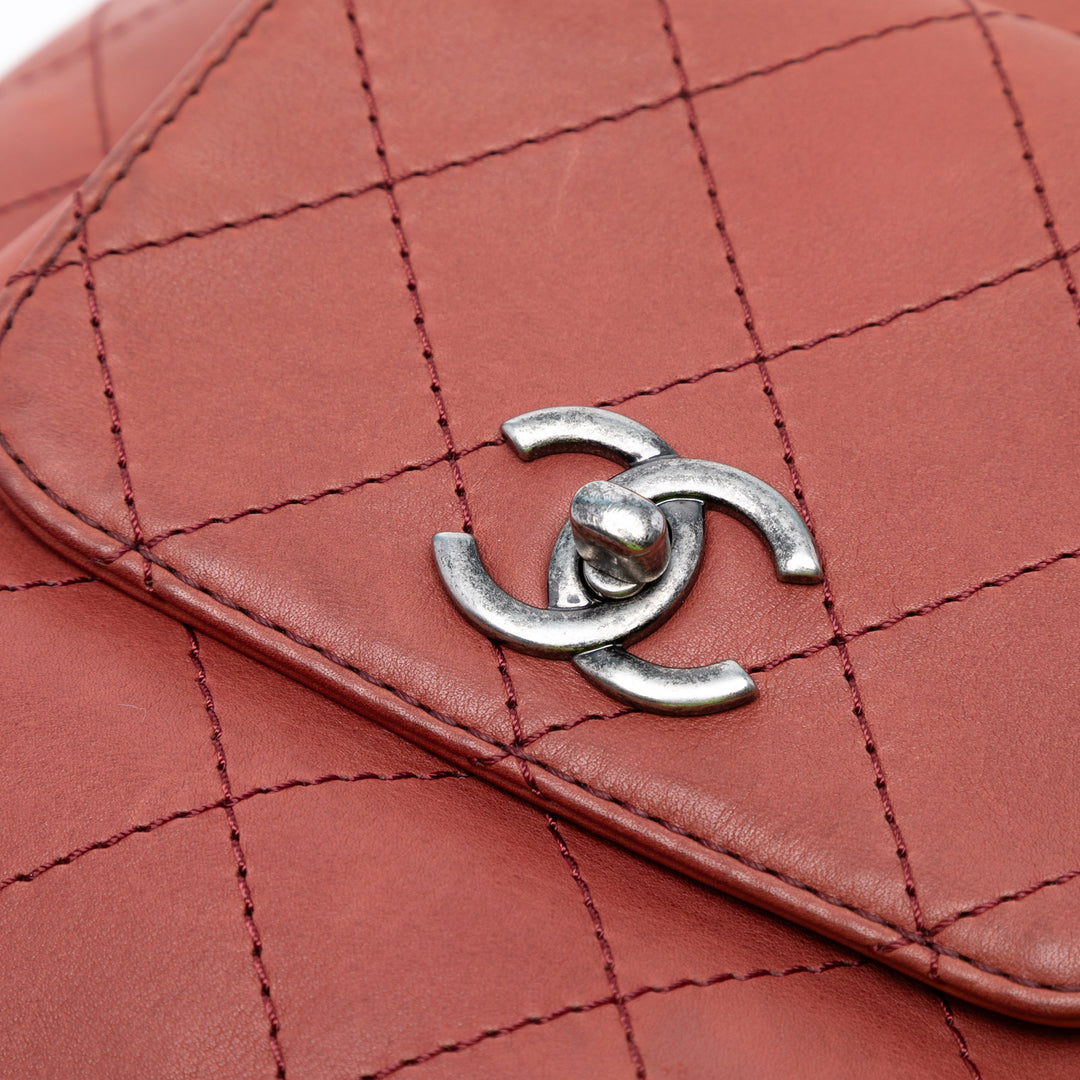 Chanel Surpiqué Urban Luxury Sac à dos à cordon Moyen Cuir de veau
