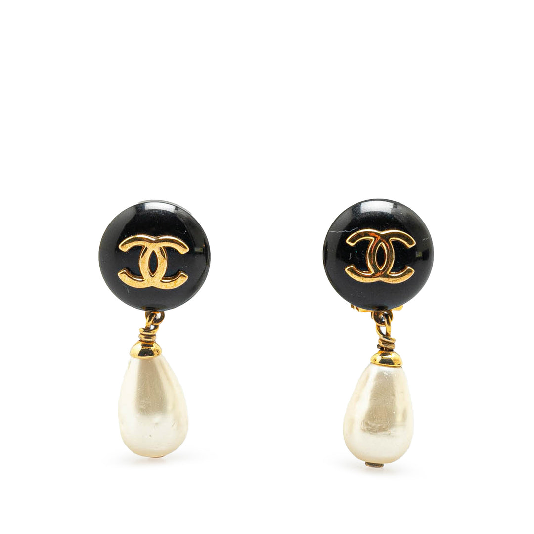 Chanel Doré Plated Faux Pearl CC Drop Clip On Boucles d’oreilless Doré – GABY PARIS Authentique