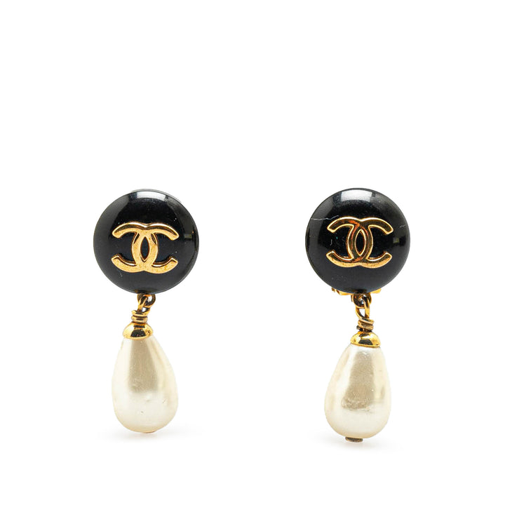 Chanel Doré Plated Faux Pearl CC Drop Clip On Boucles d’oreilless Doré – GABY PARIS Authentique