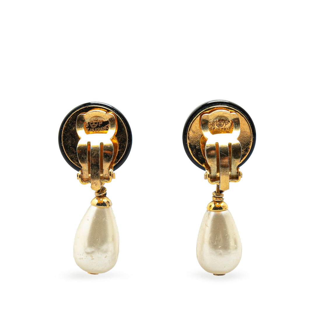 Chanel Doré Plated Faux Pearl CC Drop Clip On Boucles d’oreilless Doré – GABY PARIS Authentique