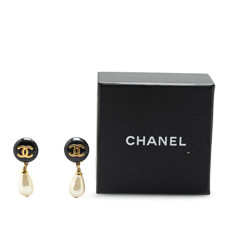 Chanel Doré Plated Faux Pearl CC Drop Clip On Boucles d’oreilless Doré – GABY PARIS Authentique