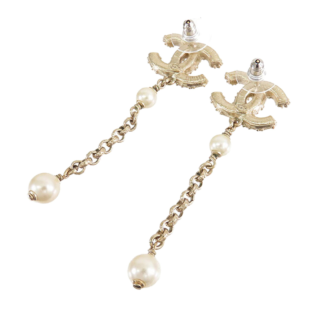 Chanel plaqué Perles fantaisie CC Dangle Bullet Back Boucle d’oreilles