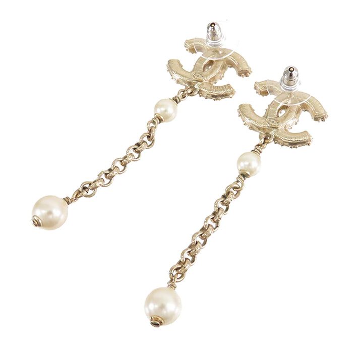 Chanel plaqué Perles fantaisie CC Dangle Bullet Back Boucle d’oreilles