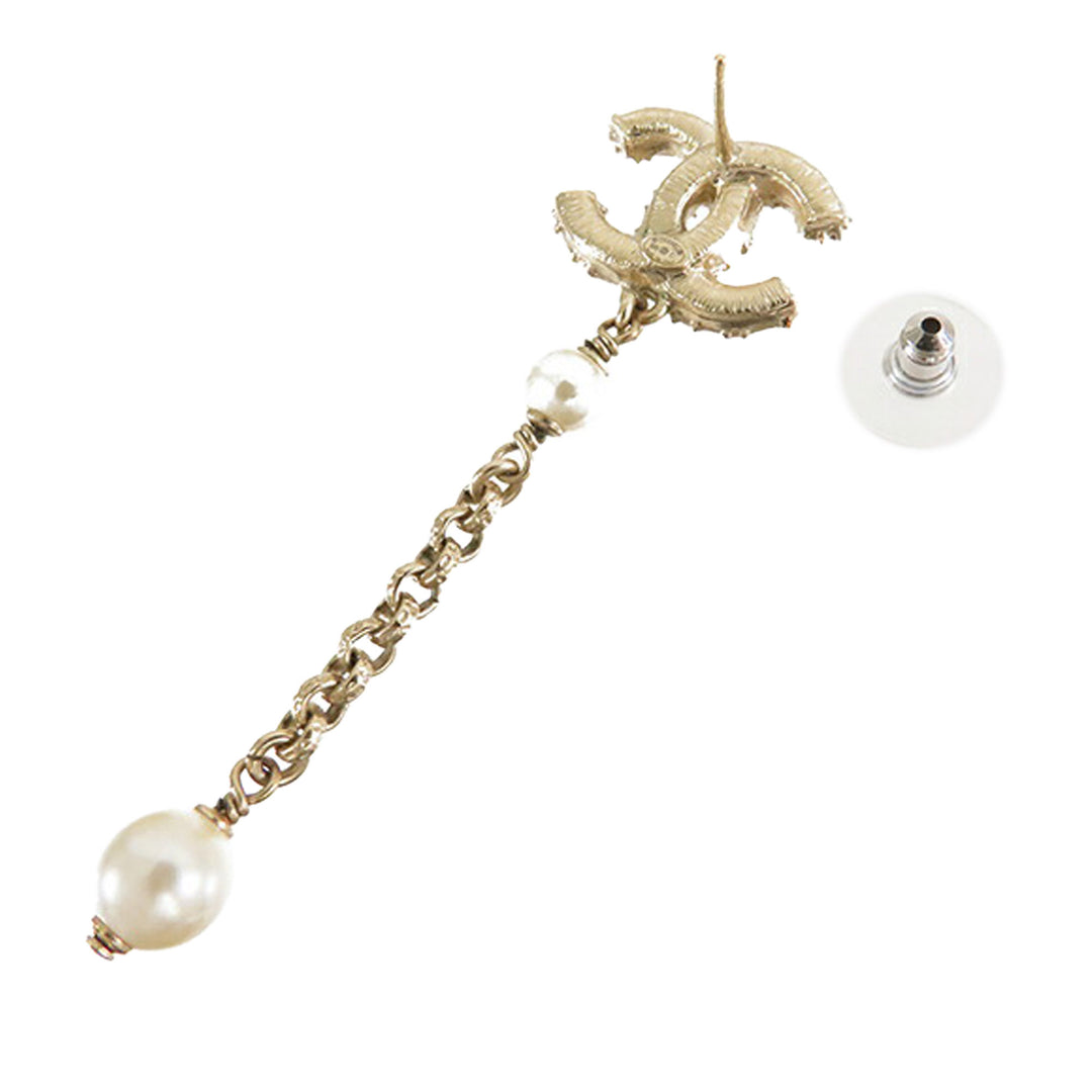 Chanel plaqué Perles fantaisie CC Dangle Bullet Back Boucle d’oreilles