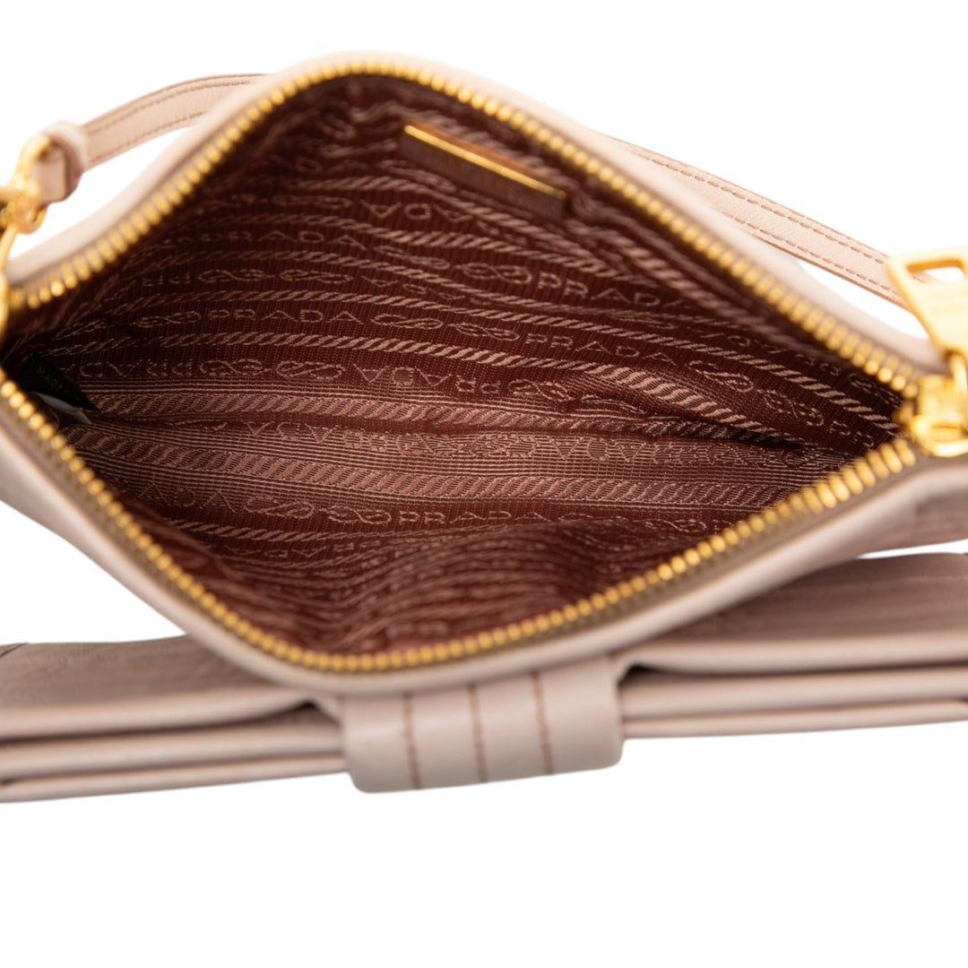 Prada Sac porté épaule Souple Veau Impunture Diagramme Bow Beige – vue 4 – GABY PARIS