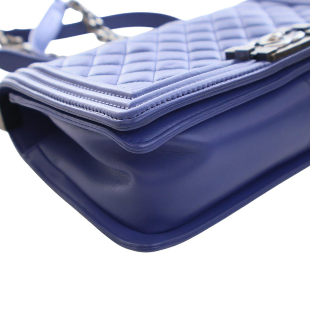 Chanel Medium Matelassé Cuir d’agneau Boy à rabat – GABY PARIS Authentique