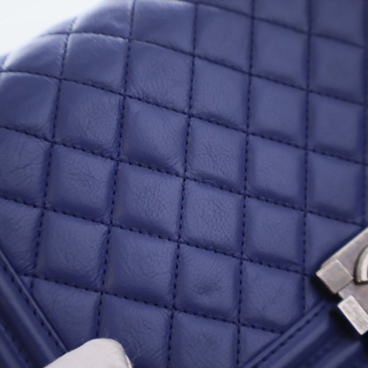 Chanel Medium Matelassé Cuir d’agneau Boy à rabat – GABY PARIS Authentique