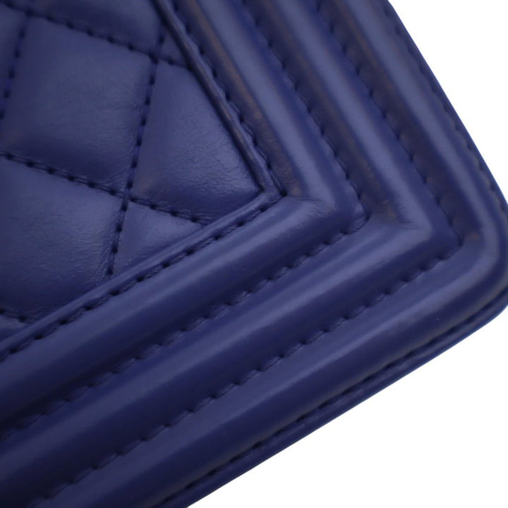 Chanel Medium Matelassé Cuir d’agneau Boy à rabat – GABY PARIS Authentique