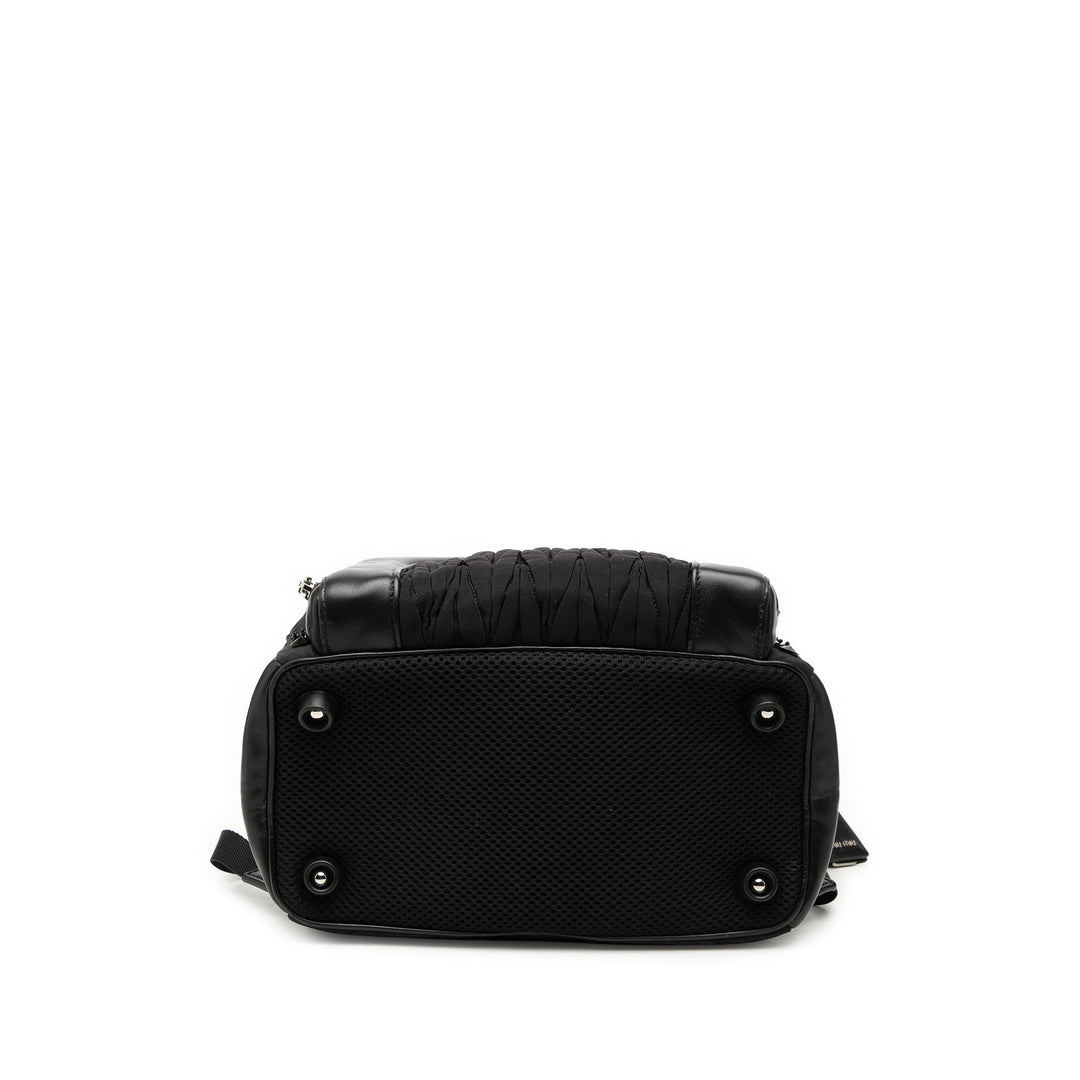 Miu Miu Cuir à finitions Matelasse Cristal Embellished Nylon Sac à dos