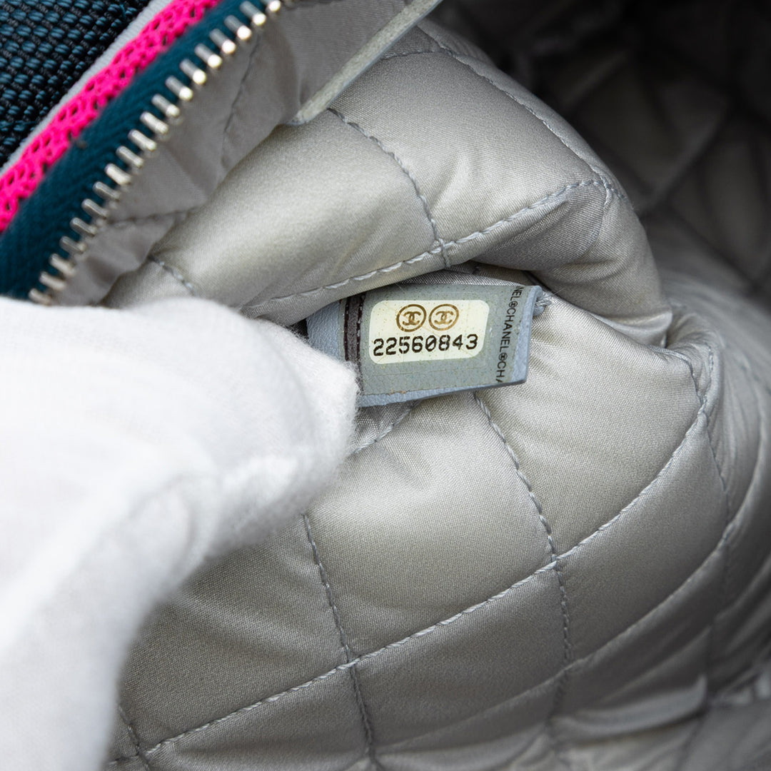 Chanel Medium Quilted Nylon Fluo Boy O Étui Pochette Bleu – GABY PARIS Authentique