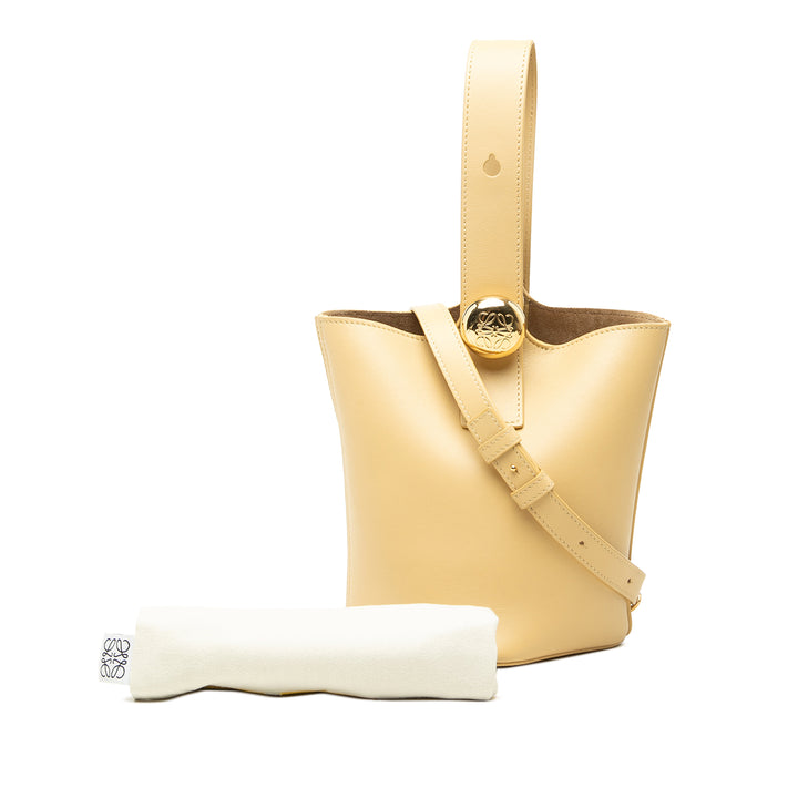 LOEWE Sac seau Pebble Mini Cuir de veau Jaune – vue 7 – GABY PARIS