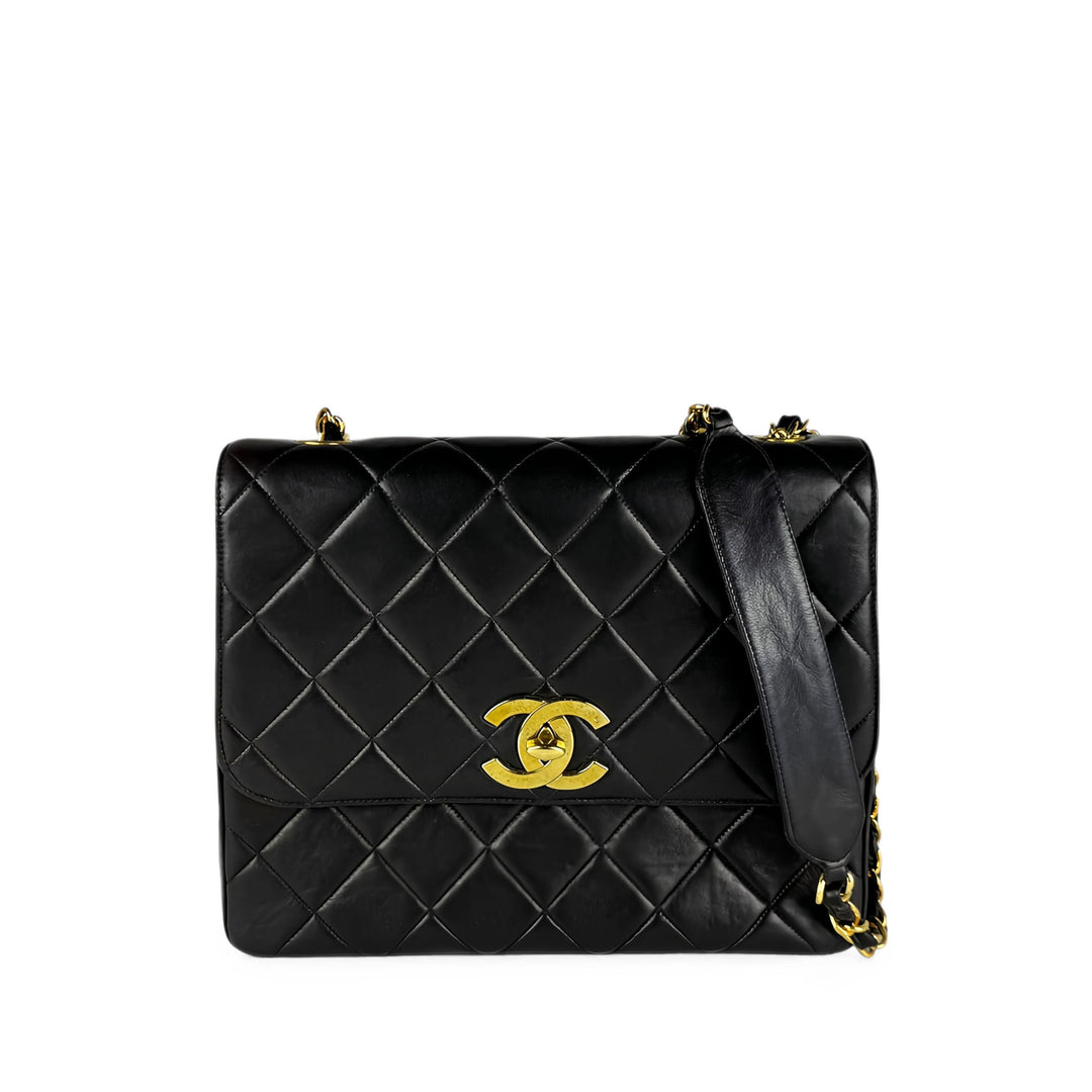 Chanel CC Matelassé Carré Rabat simple XL Cuir d'agneau Noir – vue principale – GABY PARIS