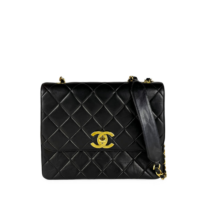 Chanel CC Matelassé Carré Rabat simple XL Cuir d'agneau Noir – vue principale – GABY PARIS