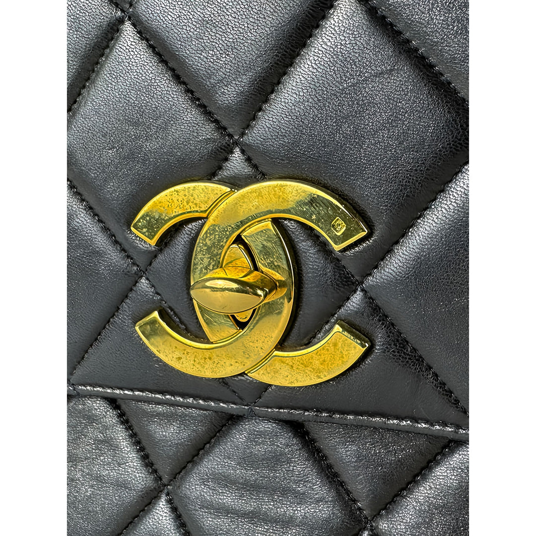 Chanel CC Matelassé Carré Rabat simple XL Cuir d'agneau Noir – vue 10 – GABY PARIS