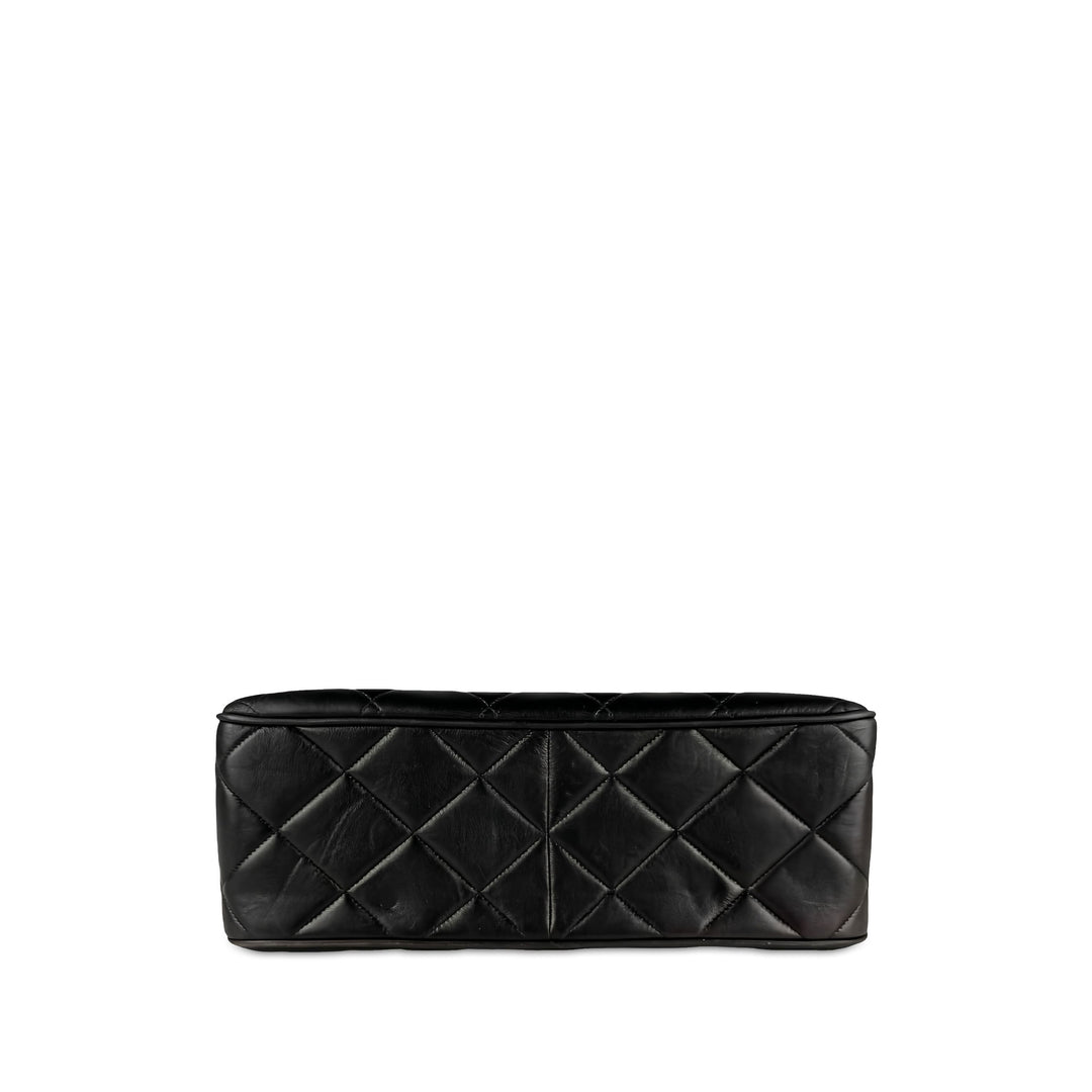 Chanel CC Matelassé Carré Rabat simple XL Cuir d'agneau Noir – vue 3 – GABY PARIS