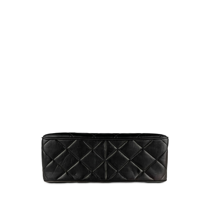 Chanel CC Matelassé Carré Rabat simple XL Cuir d'agneau Noir – vue 3 – GABY PARIS