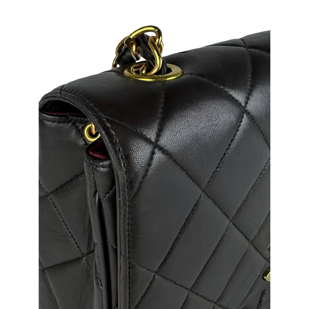 Chanel CC Matelassé Carré Rabat simple XL Cuir d'agneau Noir – vue 8 – GABY PARIS