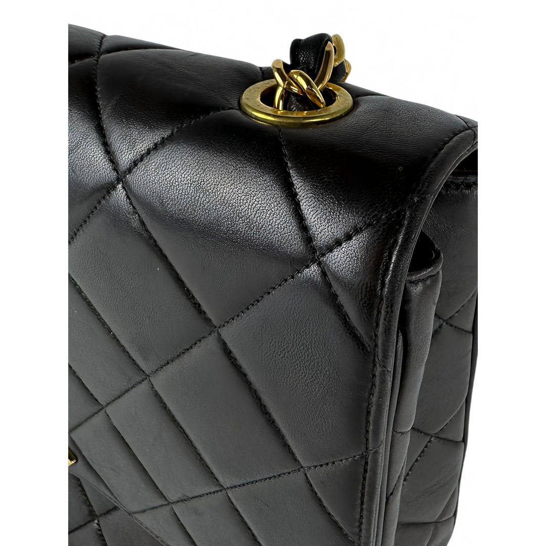 Chanel CC Matelassé Carré Rabat simple XL Cuir d'agneau Noir – vue 9 – GABY PARIS