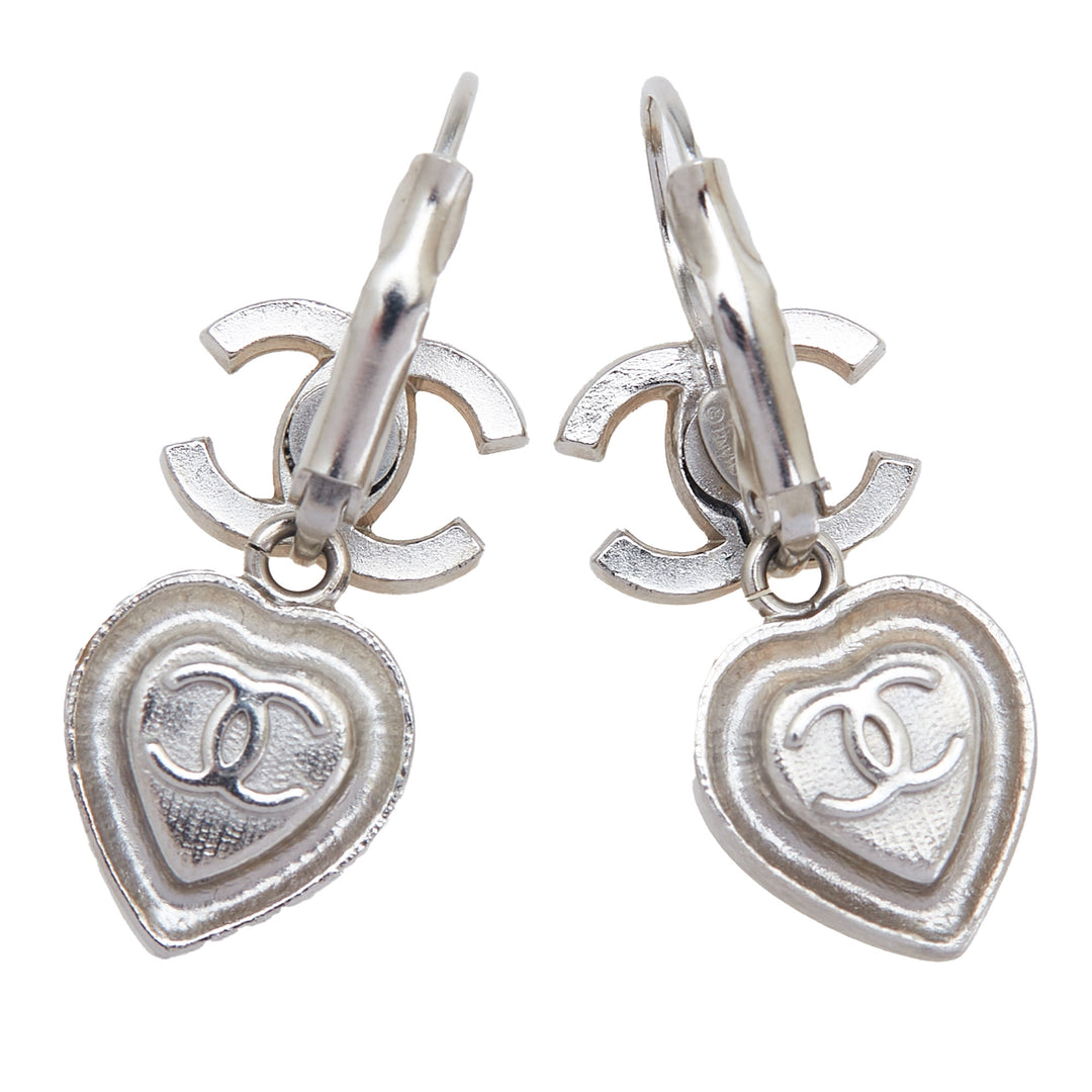 Chanel Argenté Plated CC Crystal Heart Drop Lever Back Boucle d’oreilles Argenté