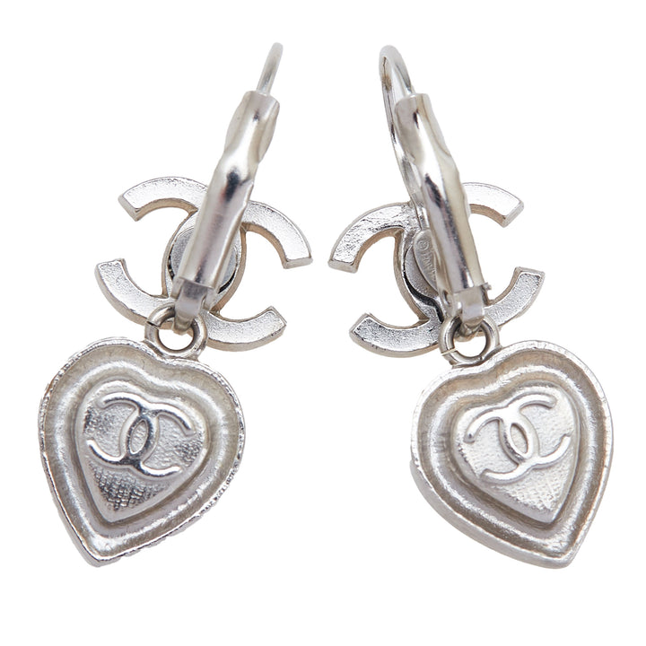 Chanel Argenté Plated CC Crystal Heart Drop Lever Back Boucle d’oreilles Argenté