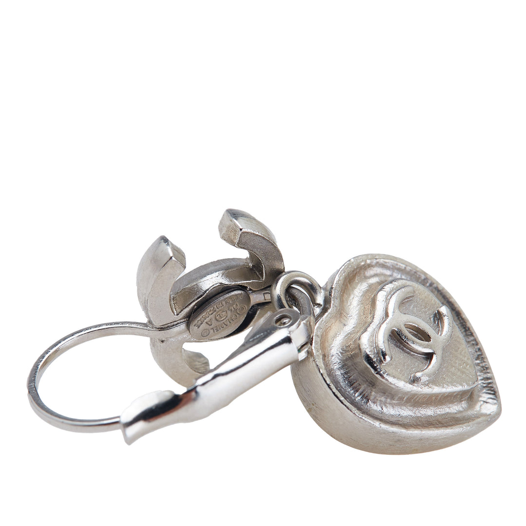 Chanel Argenté Plated CC Crystal Heart Drop Lever Back Boucle d’oreilles Argenté