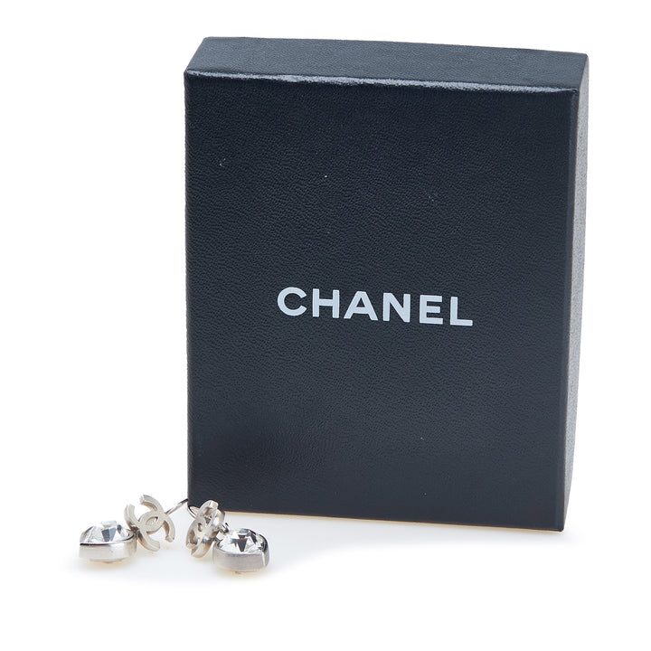 Chanel Argenté Plated CC Crystal Heart Drop Lever Back Boucle d’oreilles Argenté