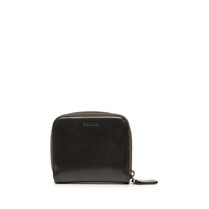 Prada Portefeuille Compact Zippé Cuir de veau Marron – vue principale – GABY PARIS