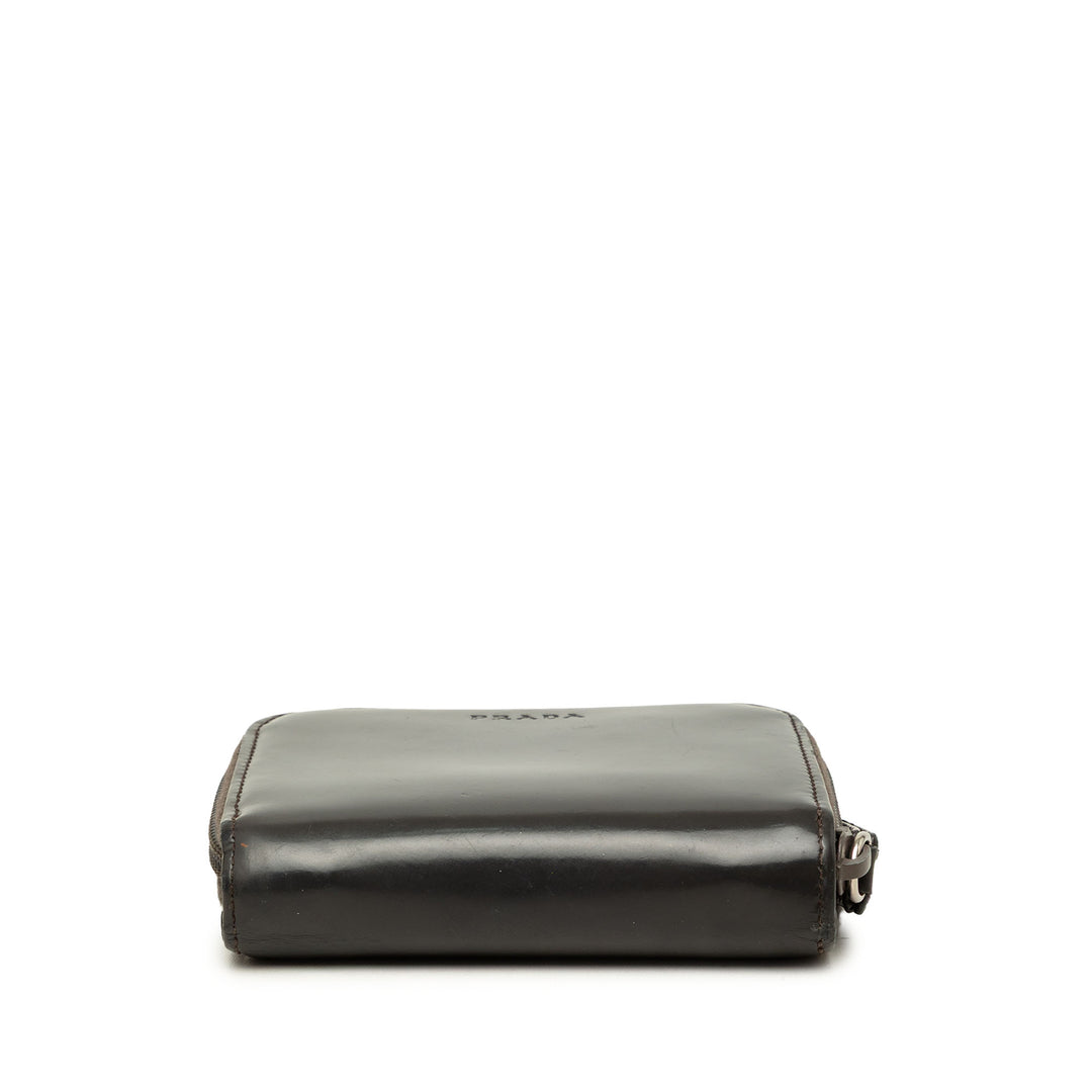 Prada Portefeuille Compact Zippé Cuir de veau Marron – vue 3 – GABY PARIS