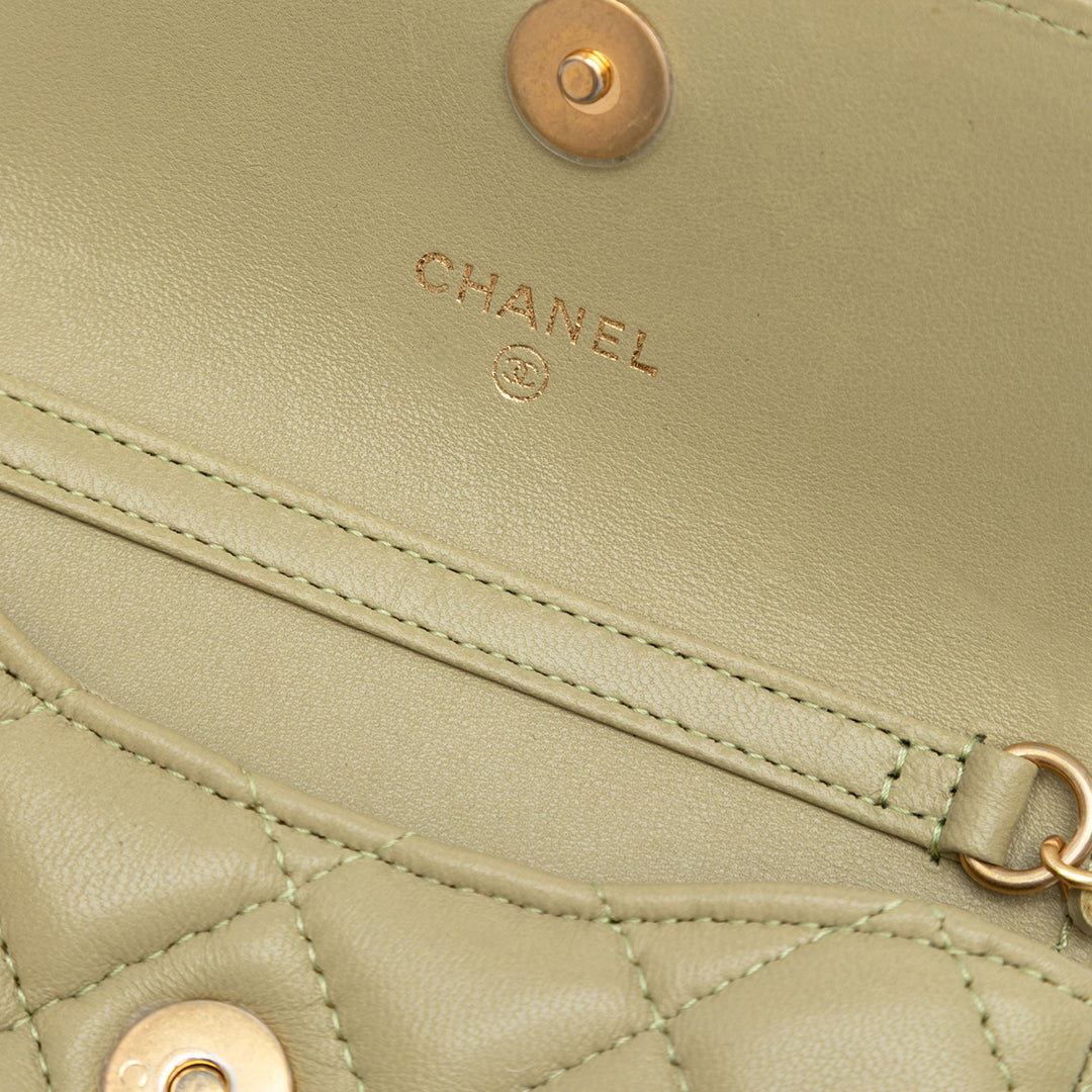 Chanel Cuir d’agneau Enamel Coco Hearts Pochette with Chain Vert – GABY PARIS Authentique