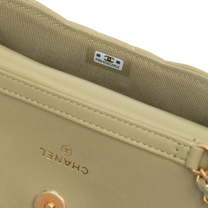 Chanel Cuir d’agneau Enamel Coco Hearts Pochette with Chain Vert – GABY PARIS Authentique