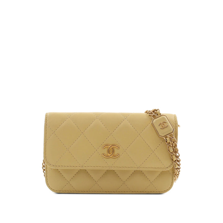 Chanel CC Matelassé Pochette avec chaîne Cuir d'agneau Jaune – vue principale – GABY PARIS