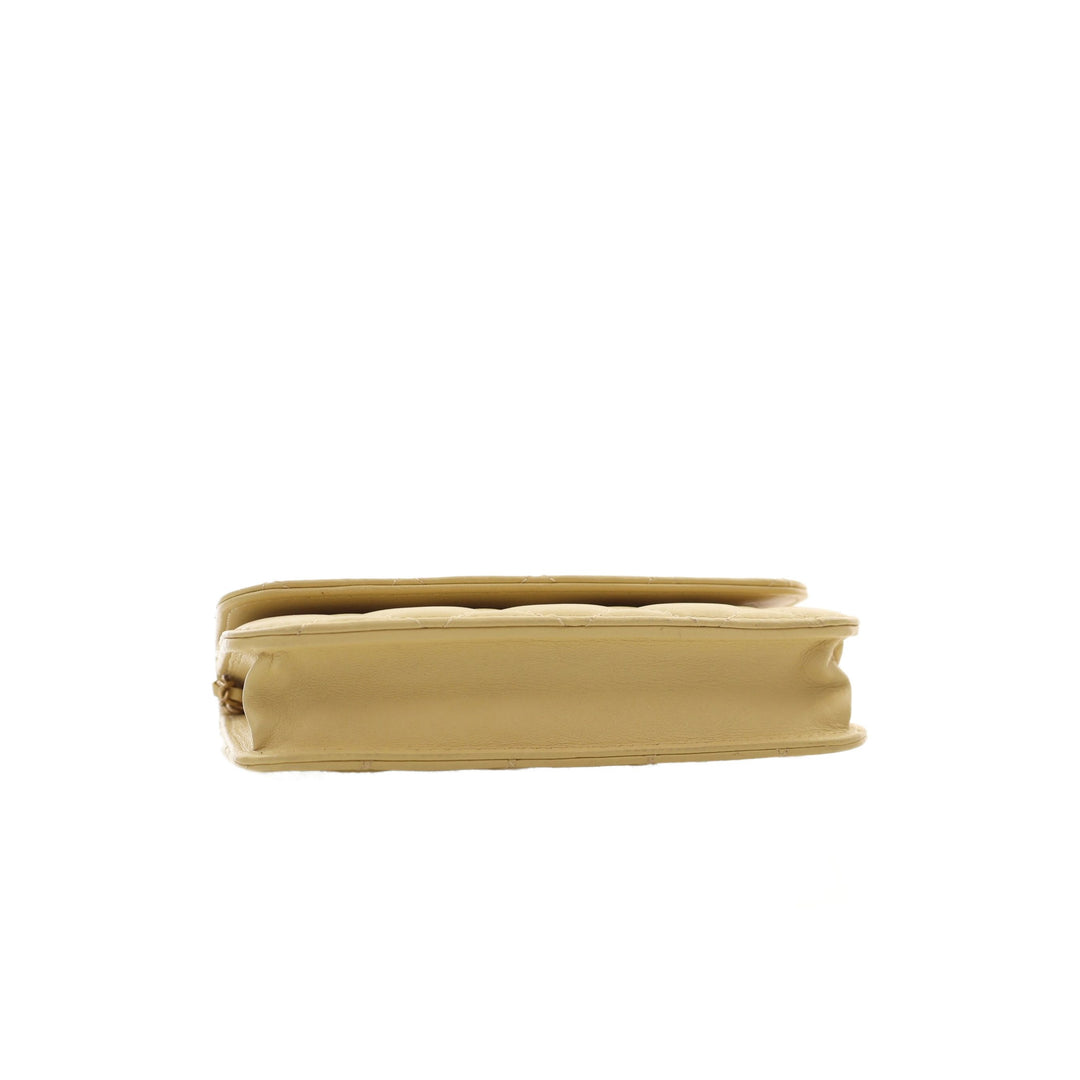 Chanel CC Matelassé Pochette avec chaîne Cuir d'agneau Jaune – vue 13 – GABY PARIS