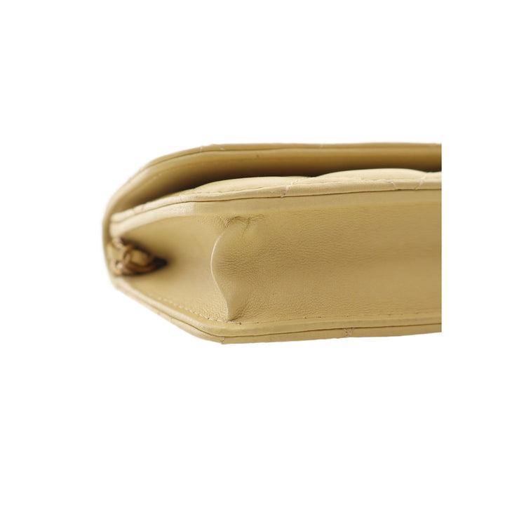 Chanel CC Matelassé Pochette avec chaîne Cuir d'agneau Jaune – vue 15 – GABY PARIS