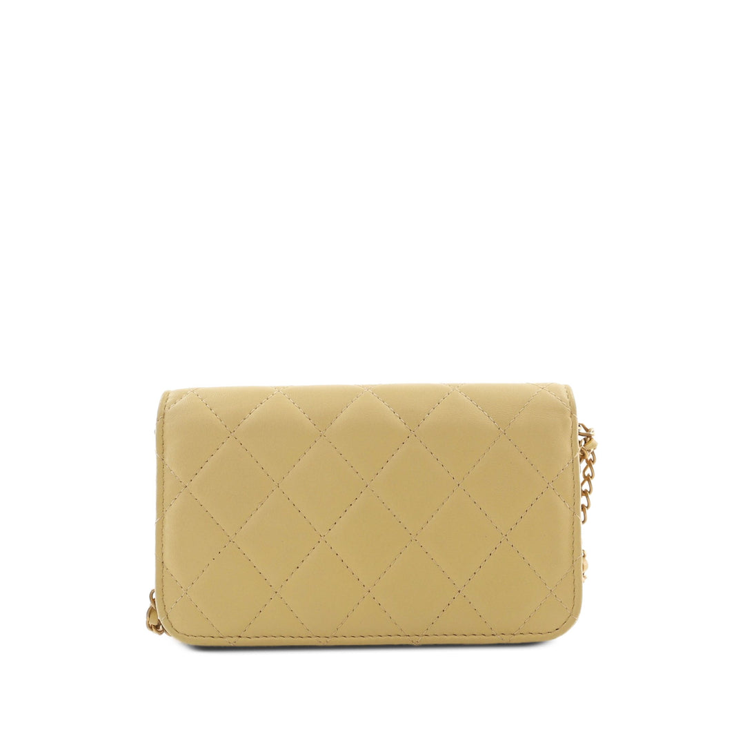 Chanel CC Matelassé Pochette avec chaîne Cuir d'agneau Jaune – vue 2 – GABY PARIS