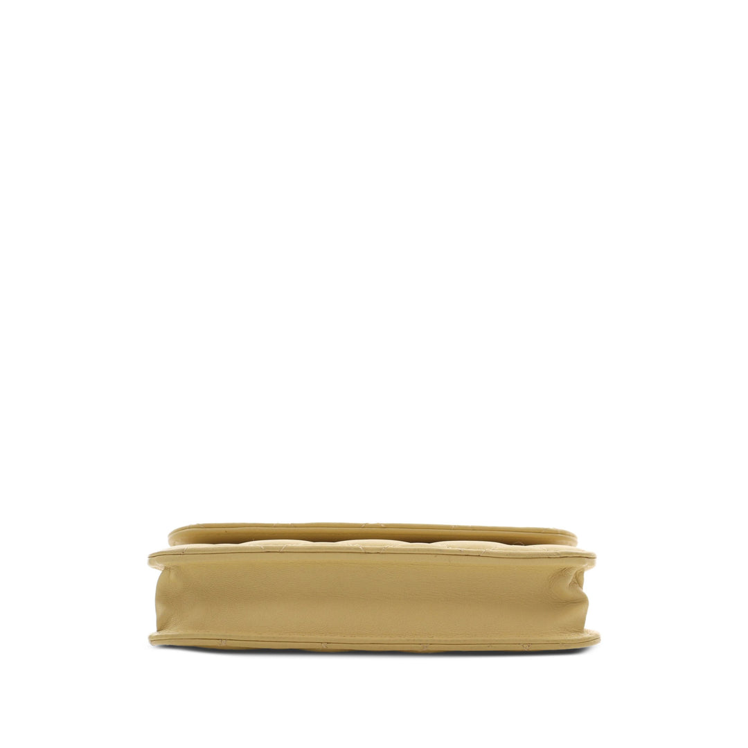 Chanel CC Matelassé Pochette avec chaîne Cuir d'agneau Jaune – vue 3 – GABY PARIS