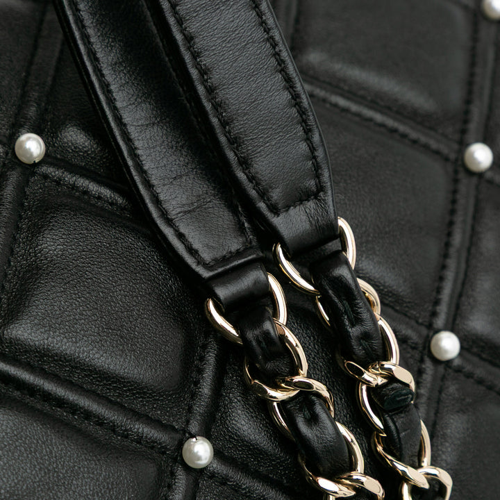 Chanel Medium Matelassé Cuir d’agneau Perle Studs à rabat