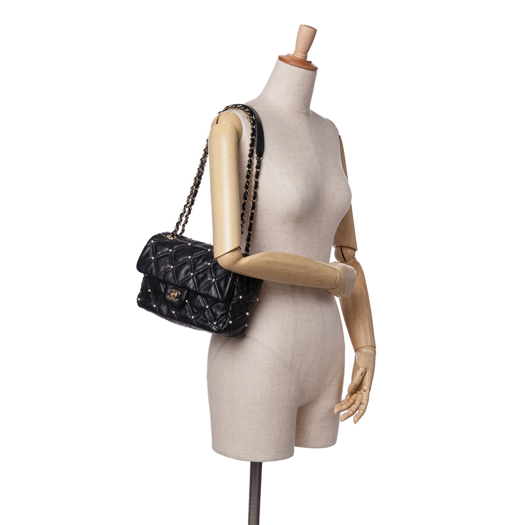 Chanel Medium Matelassé Cuir d’agneau Perle Studs à rabat