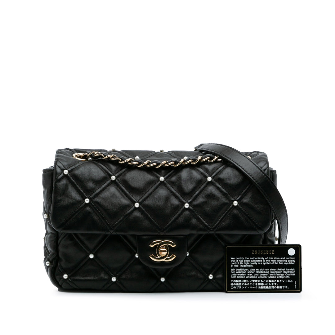 Chanel Medium Matelassé Cuir d’agneau Perle Studs à rabat